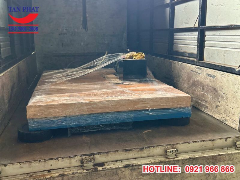 Tiến hành vận chuyển, lắp đặt, chạy thử và bàn giao bàn nâng thủy lực 2 tấn