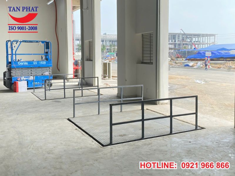 Bàn nâng thủy lực âm nền