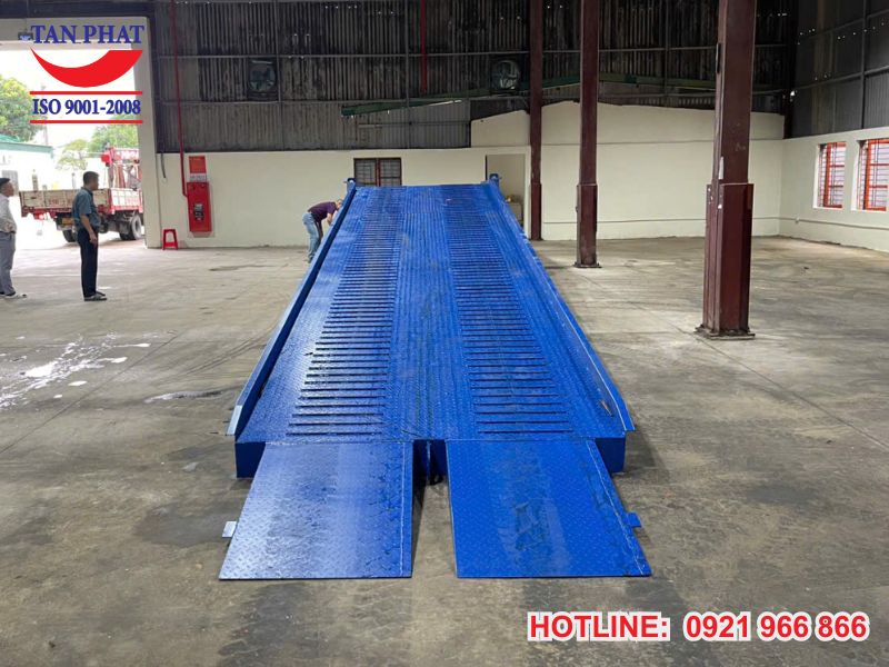 Mặt cầu dẫn được thiết kế với thép phi gân, thép vuông đặc cùng lớp tôn nhám