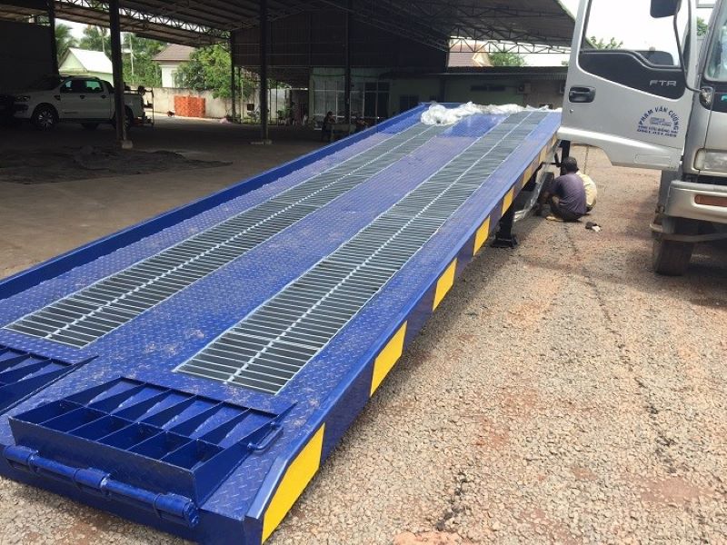 Giá cầu dẫn xe nâng lên container cũ là bao nhiêu?