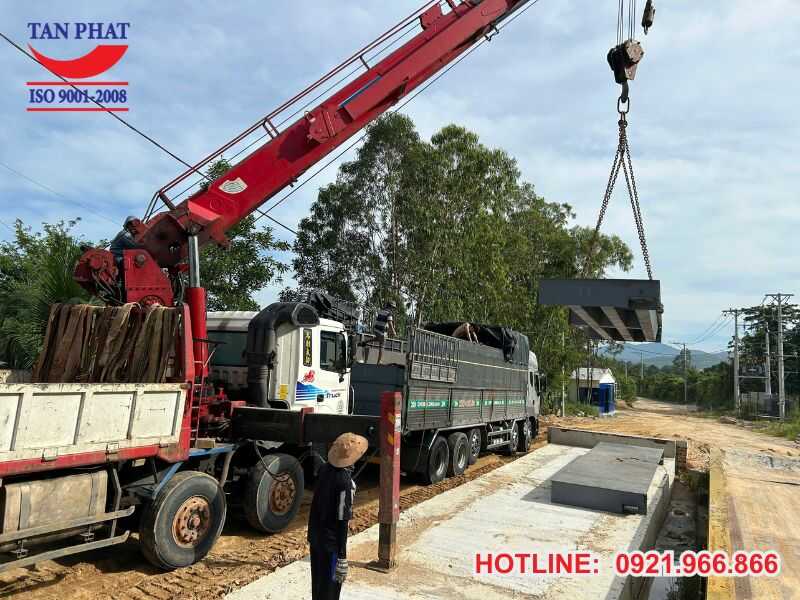 Lắp đặt bàn cân vào hố móng đã được chuẩn bị sẵn