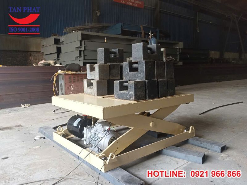 Tiến hành kiểm định bàn nâng thủy lực 500kg