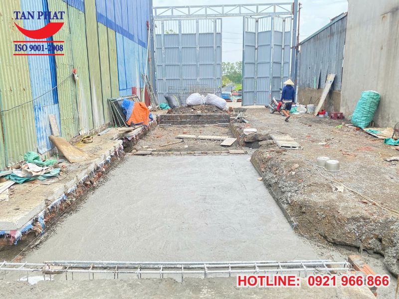 Hố móng trạm cân 80 tấn đang trong quá trình xây dựng.