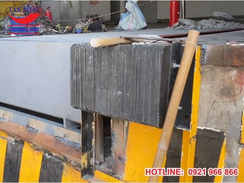 Cao su giảm chấn được lắp đặt tại thành bê tông