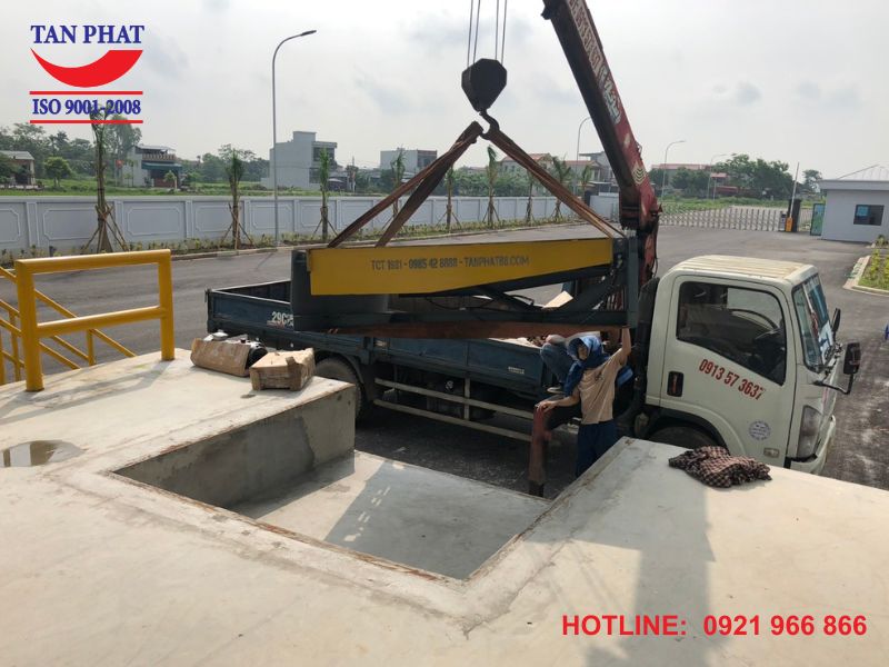 Tiến hành đưa sàn nâng vào hố dock