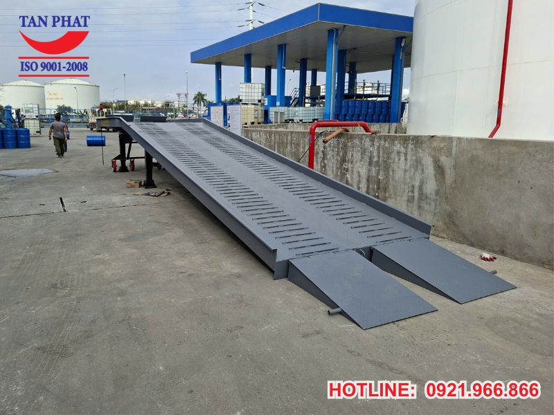 Cầu dẫn lên container 11m bàn giao tại Hải Phòng