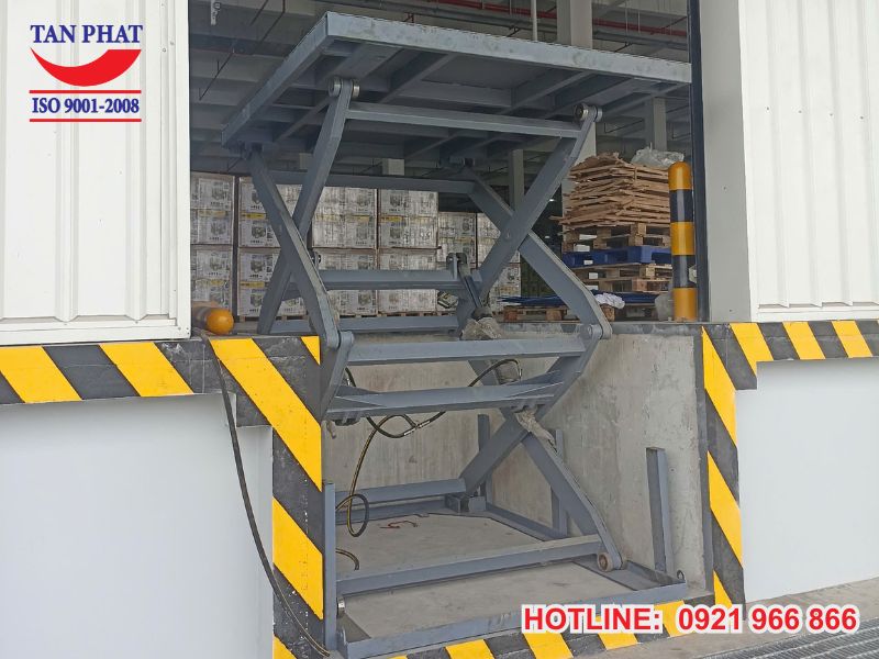 Bàn nâng có khung nâng gồm 2 chữ X xếp chồng