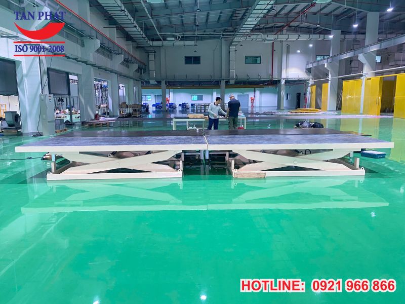 2 bộ bàn nâng được thiết kế với khung nâng hạ chắc chắn, bền bỉ