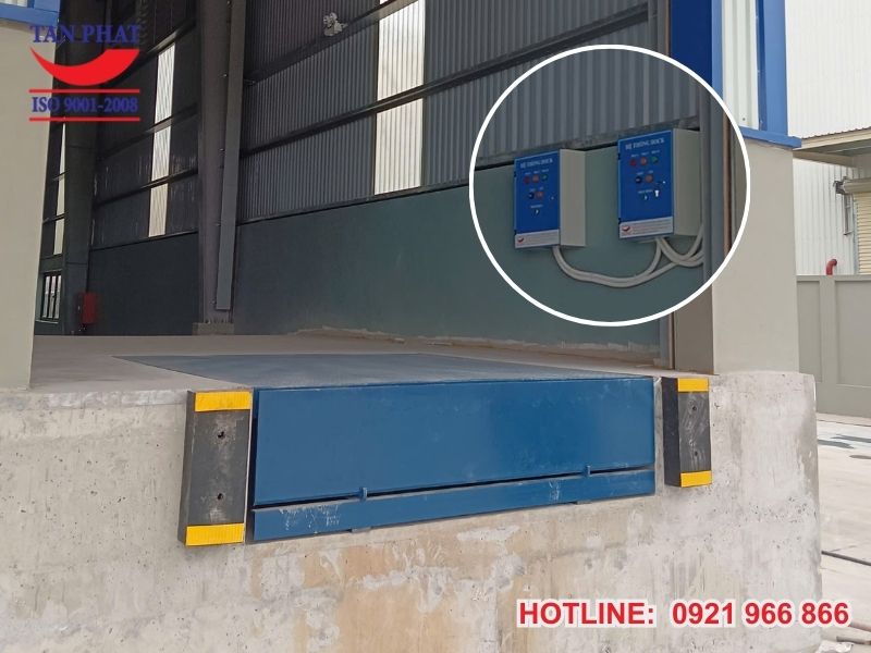 Bảng điều khiển giúp nâng hạ sàn dễ dàng, hoàn toàn tự động