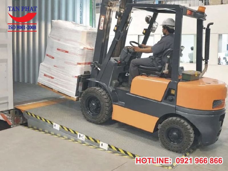 Dock container tạo kết nối giúp xe nâng di chuyển