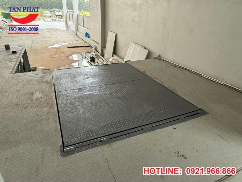 Thiết kế mặt sàn thép gân của dock leveler 8 tấn