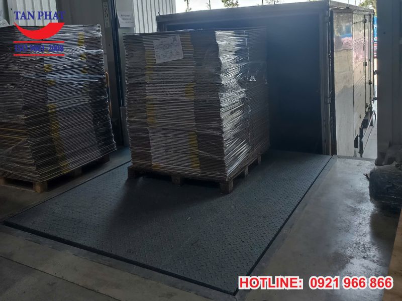 Tổng quan về bàn nâng thủy lực lên container