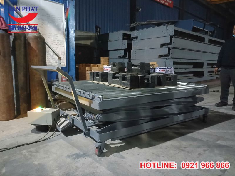 Kiểm định, vận hành trước khi bàn giao bàn nâng thủy lực 500kg cho quý khách hàng