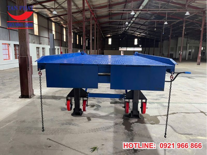 Thiết bị với bộ chân chống nâng hạ, bánh xe di chuyển tạo giải pháp di động