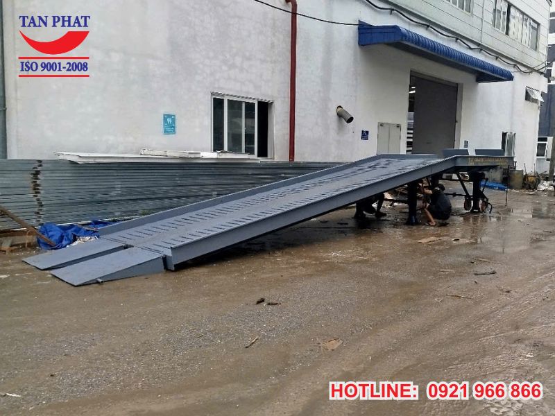 Cầu dẫn lên container 8 tấn Tại Ninh Giang, Hải Dương