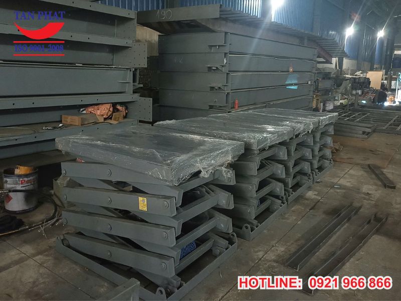 Bàn nâng 500kg được đóng gói để vận chuyển tới Thạch Thất