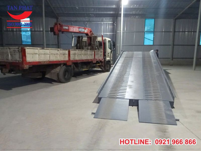 Kết cầu mặt sàn tôn nhám kết hợp với thép vuông đặc và thép phi gân giúp chống trượt rất tốt