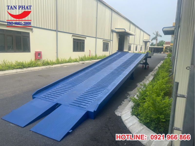 Tổng quan cầu dẫn lên container 13m
