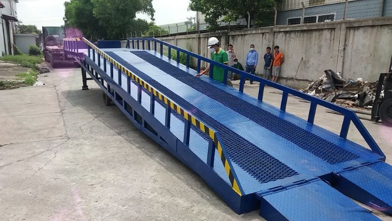 Giá cầu dẫn xe nâng lên container cũ là bao nhiêu?