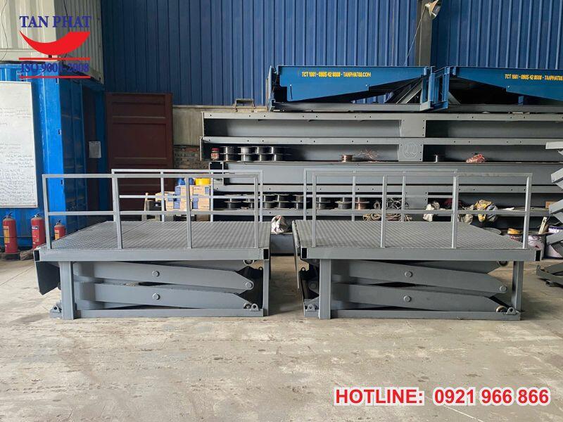 So sánh bàn nâng thủy lực 2000x2000mm với các kích thước khác?