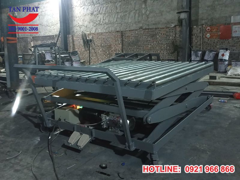 Bàn nâng thủy lực giá bao nhiêu?