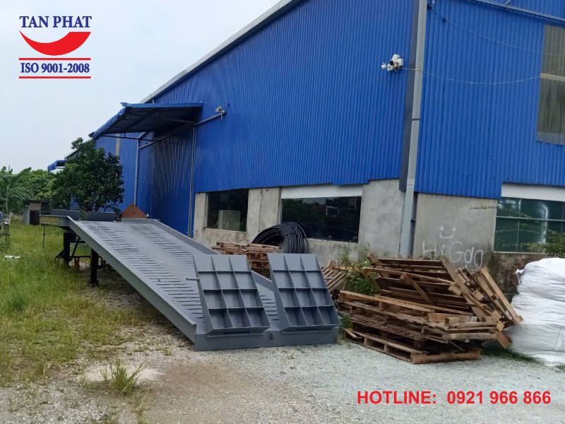 Cầu dẫn được thiết kế chắc chắn với kết cấu U, I đúc