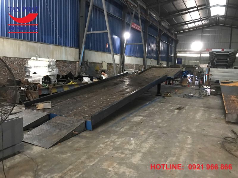Xưởng sản xuất cầu dẫn xe nâng của Tân Phát tại Thanh Oai, Hà Nội