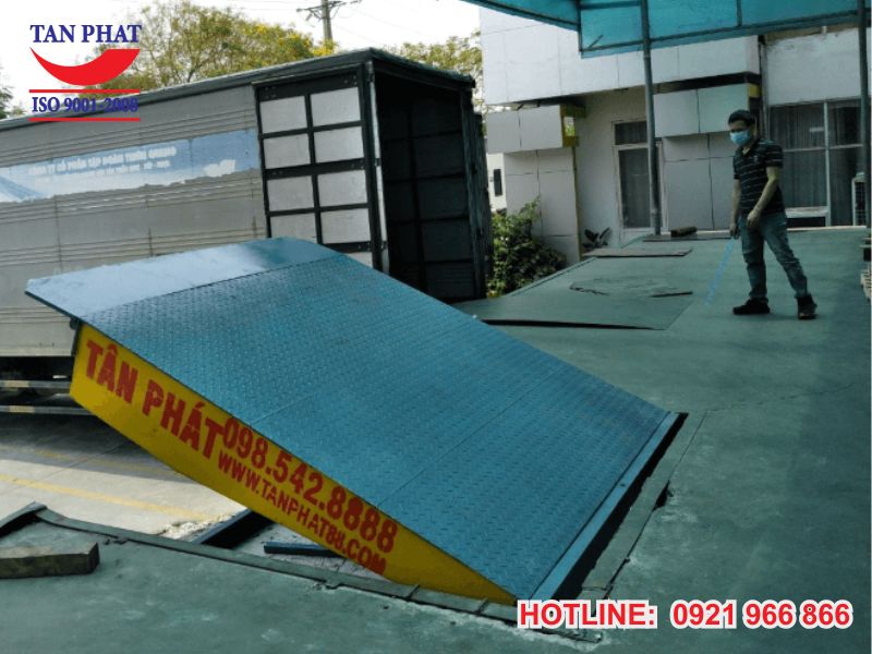 So Sánh Dock Leveler Và Bàn Nâng Thủy Lực – Đâu Là Giải Pháp Tối Ưu?