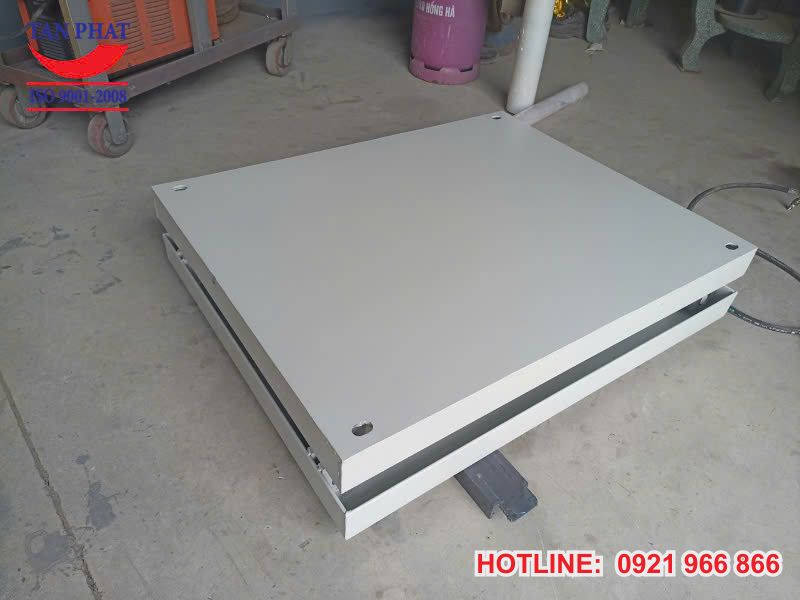 Mặt bàn nâng với kích thước 1000x800mm được thiết kế phù hợp với nhu cầu sử dụng của quý khách hàng