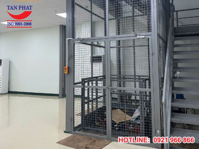 Ứng dụng thực tế của thang nâng hàng công nghiệp