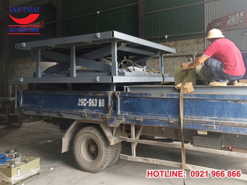Vận chuyển bàn nâng thủy lực tới chân công trình