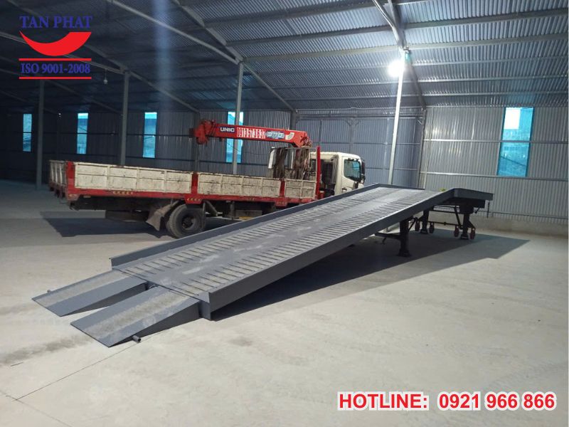 Hình ảnh thực tế: Hoàn thiện bàn giao cầu dẫn xe nâng 12 tấn tại Long Biên, Hà Nội