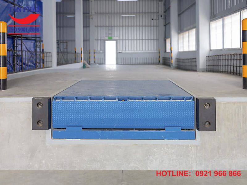 Dock nâng hàng cần có chiều dài phù hợp để giữ an toàn cho xe nâng và hàng hóa