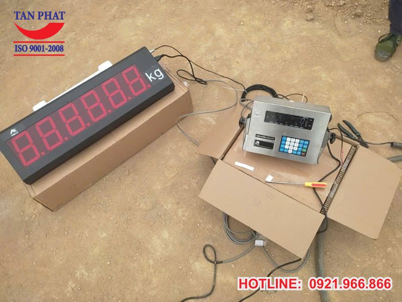 Màn hiển thị phụ và đầu cân được lắp đặt trong dự án