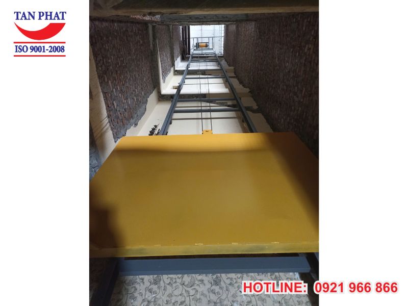 Khung thang tời hàng được lắp đặt chắc chắn, chịu lực rất tốt