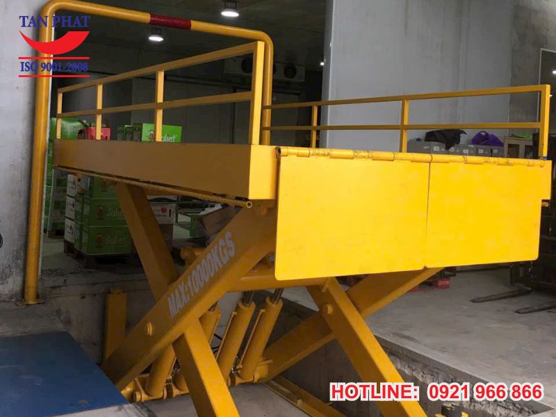 Khung nâng hạ của bàn nâng vô cùng chắc chắn, bền bỉ