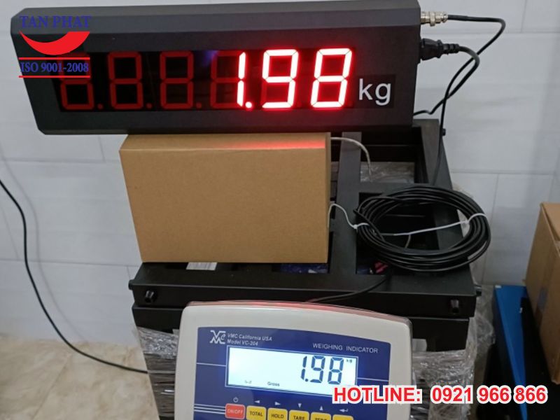 Bảng hiển thị phụ với 6 số, đèn led đỏ hiển thị rõ ràng, dễ dàng quan sát.