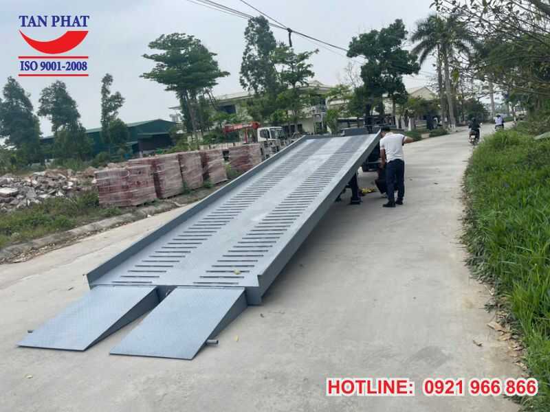 Cầu dẫn lên container 10 tấn được Tân Phát trực tiếp sản xuất, phân phối