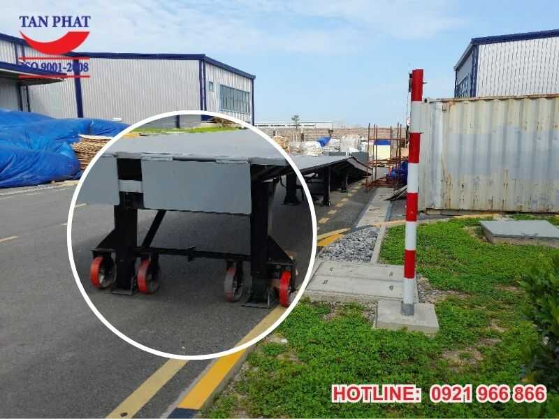 Cầu dẫn với 6 chân chống Fuwa, 4 bánh xe giúp di chuyển linh hoạt