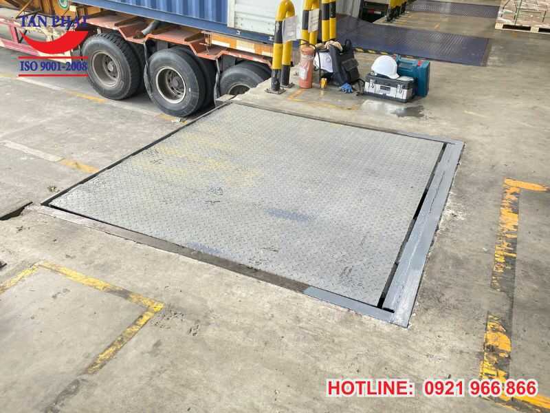 Dock leveler mặt sàn 2mx2m chất lượng cao
