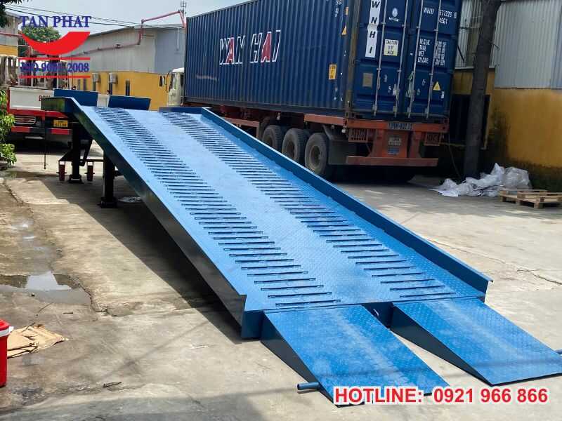 Mặt cầu dẫn được thiết kế chống trơn, trượt rất tốt