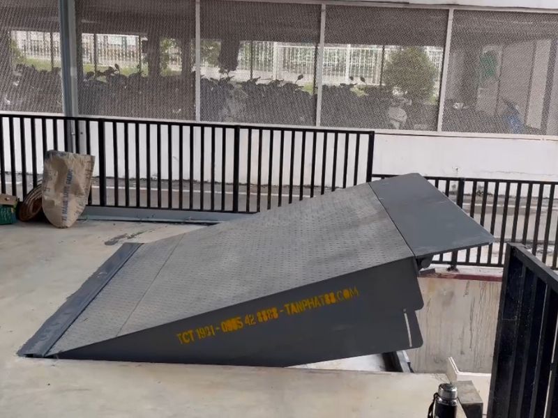 Hình ảnh thực tế dự án lắp đặt dock leveler 6 tấn tại KCN Lương Sơn, Hòa Bình