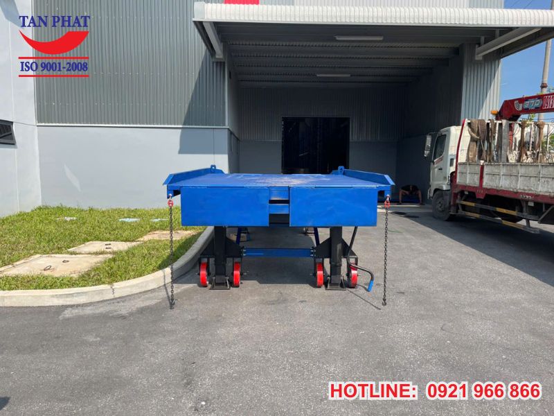 Trang bị hệ thống chân chống và bánh xe PU giúp di chuyển cầu dẫn dễ dàng