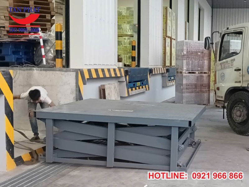 Tân Phát tiến hành lắp đặt bàn nâng thủy lực 8 tấn