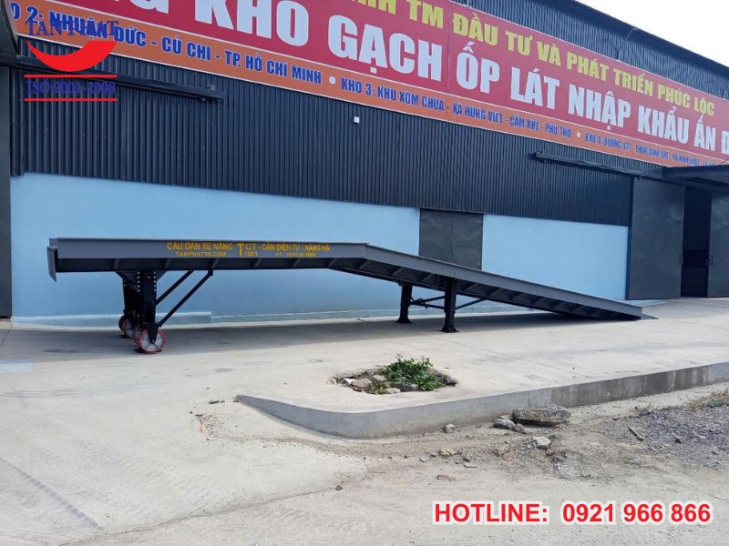 Cầu dẫn xe nâng được thiết kế bền bỉ, vững chắc