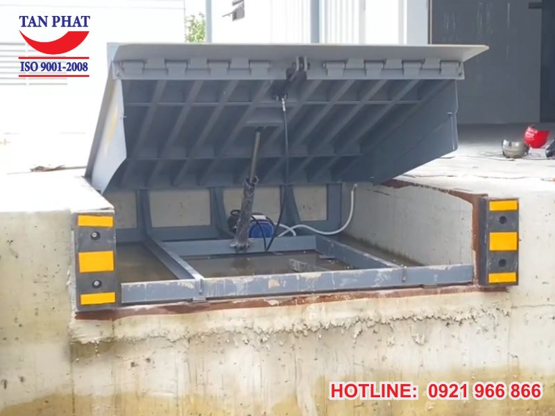 Dock leveler với hệ thống nâng hạ thủy lực mạnh mẽ, hoạt động bền bỉ