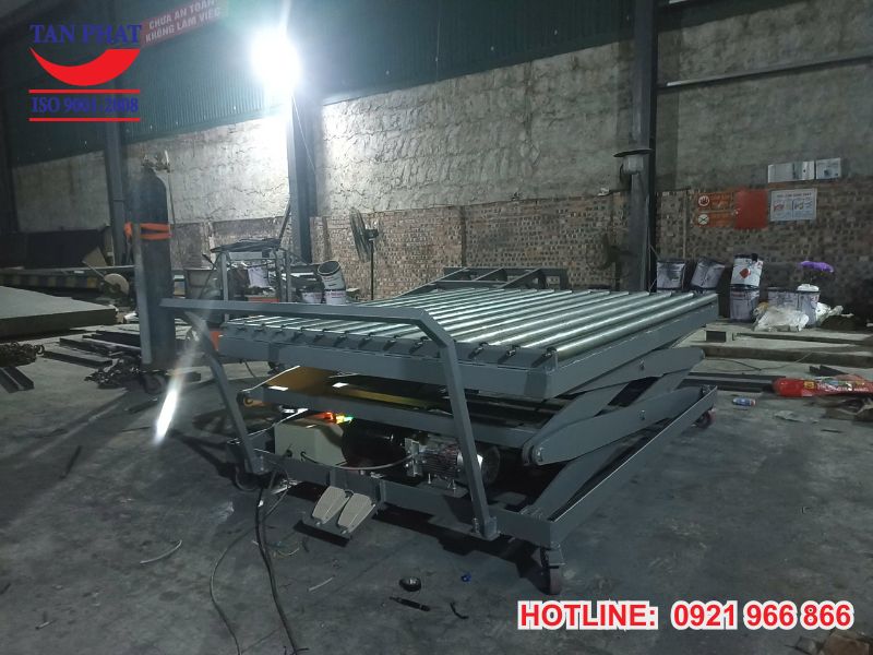 Với thiết kế tay cầm chắc chắn, giúp di chuyển bàn nâng dễ dàng