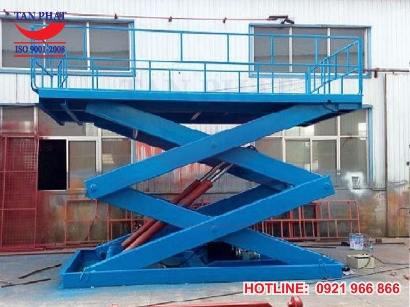 Bàn nâng thủy lực 8000kg được sử dụng tại các doanh nghiệp logistics, kho vận