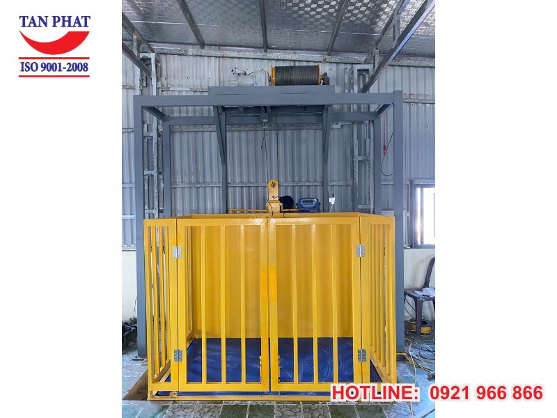 Cabin thang tời hàng với cửa đóng mở dễ dàng