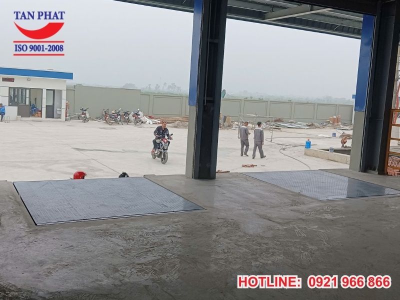 Mặt sàn nâng với kích thước 2200x2000mm đảm bảo bốc xếp hàng hóa hiệu quả